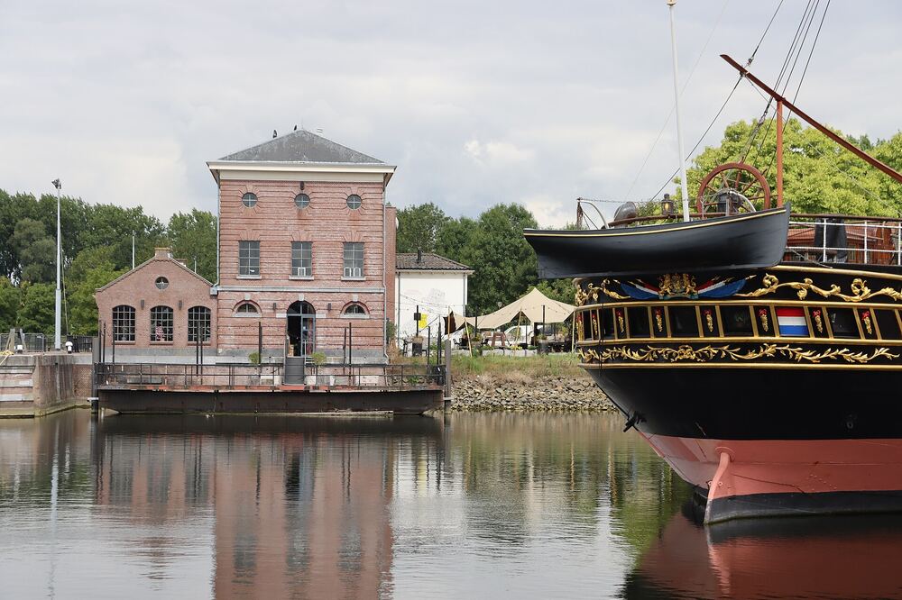 Historisch zeilschip in het dok van Hellevoetsluis voor het oude dokgebouw