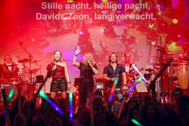 De Grote Christmas & More Sing Along zonder tribune — muziek in Hellevoetsluis